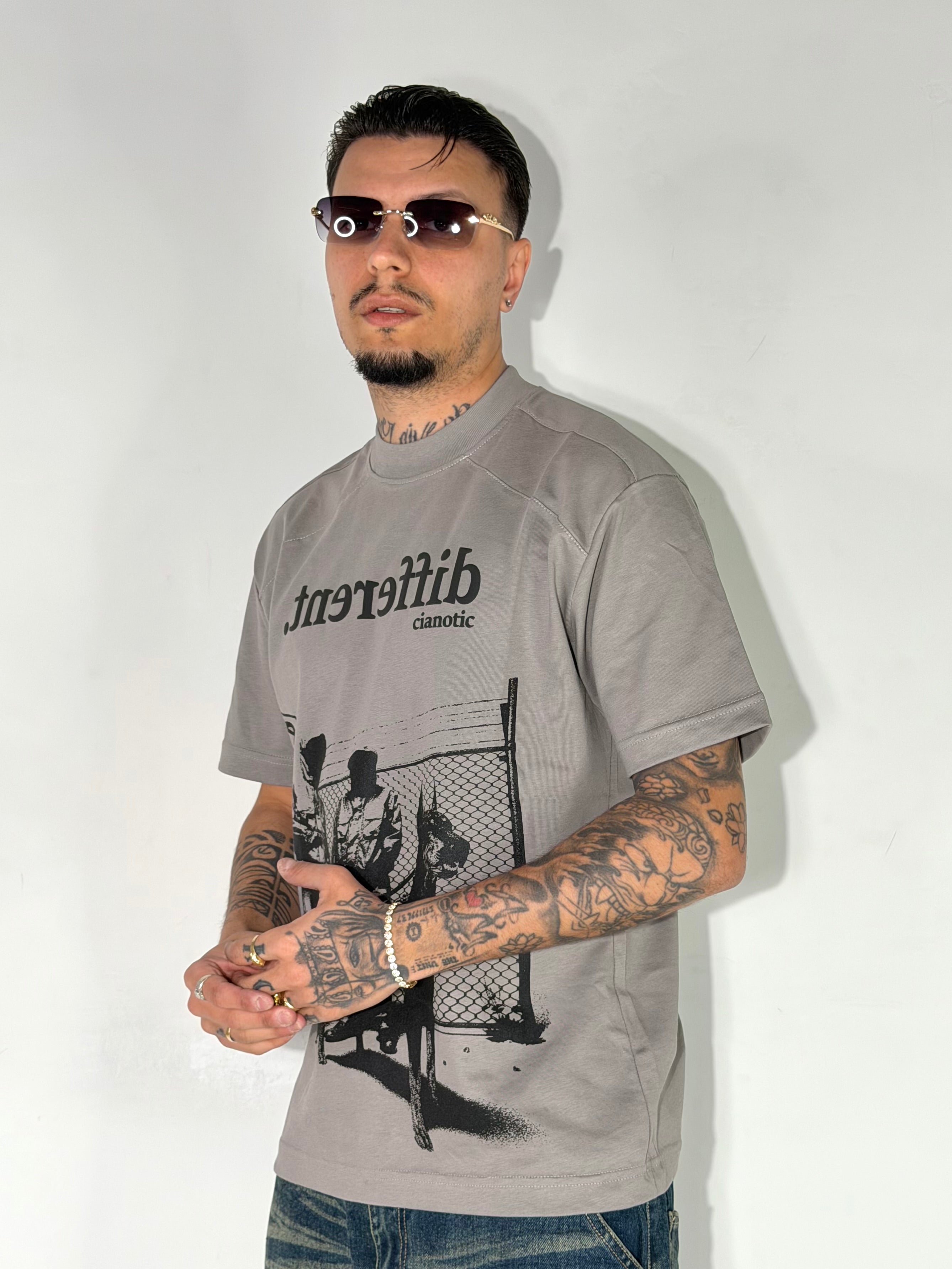 T-SHIRT DIFFERENT CNT 2 COLORI